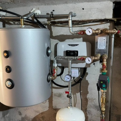 Puffer, hőcserélő és beltéri vezérlő